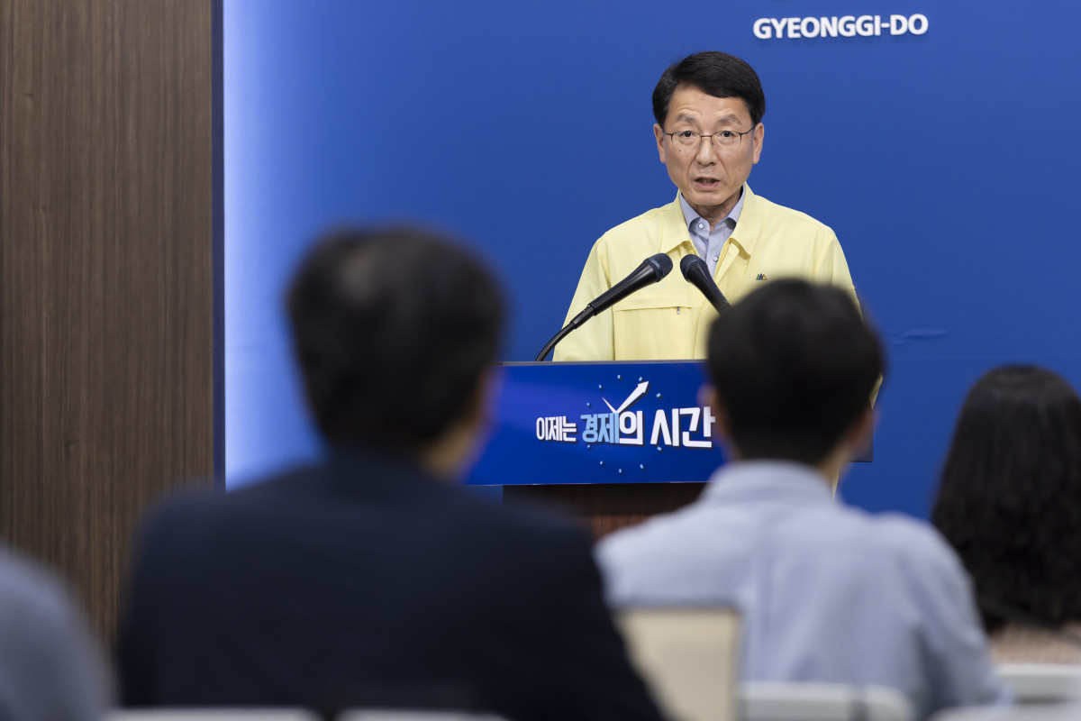 ▲11일 오전 경기도청 브리핑룸에서 김성중 행정1부지사가 경기도 극한 폭염 긴급대책 발표를 하고 있다. (경기도)