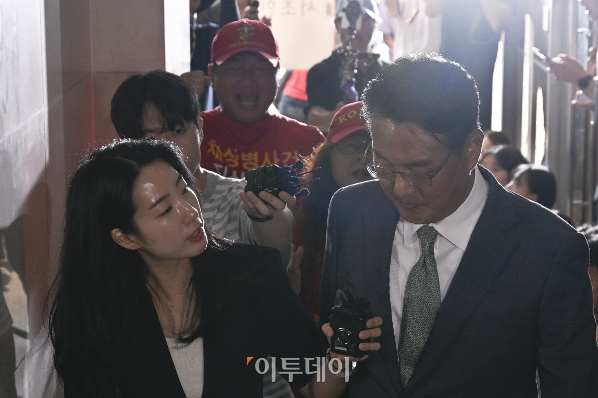 ▲직권남용 권리행사 방해 혐의를 받는 김태효 전 국가안보실 1차장이 11일 서울 서초구 순직 해병 특별검사팀 사무실에서 피의자 신분으로 조사를 받기 위해 출석하고 있다. 해병대원 순직사건 관련 의혹을 수사하는 이명현 특별검사팀은 김 전 차장을 상대로 이른바 'VIP 격노설'이 불거진 2023년 7월 31일 수석비서관회의 내용 등을 집중 추궁할 예정이다. 조현호 기자 hyunho@