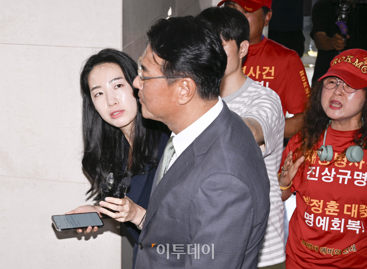 ▲직권남용 권리행사 방해 혐의를 받는 김태효 전 국가안보실 1차장이 11일 서울 서초구 순직 해병 특별검사팀 사무실에서 피의자 신분으로 조사를 받기 위해 출석하고 있다. 해병대원 순직사건 관련 의혹을 수사하는 이명현 특별검사팀은 김 전 차장을 상대로 이른바 'VIP 격노설'이 불거진 2023년 7월 31일 수석비서관회의 내용 등을 집중 추궁할 예정이다. 조현호 기자 hyunho@
