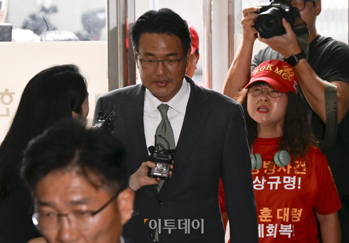 ▲직권남용 권리행사 방해 혐의를 받는 김태효 전 국가안보실 1차장이 11일 서울 서초구 순직 해병 특별검사팀 사무실에서 피의자 신분으로 조사를 받기 위해 출석하고 있다. 해병대원 순직사건 관련 의혹을 수사하는 이명현 특별검사팀은 김 전 차장을 상대로 이른바 'VIP 격노설'이 불거진 2023년 7월 31일 수석비서관회의 내용 등을 집중 추궁할 예정이다. 조현호 기자 hyunho@