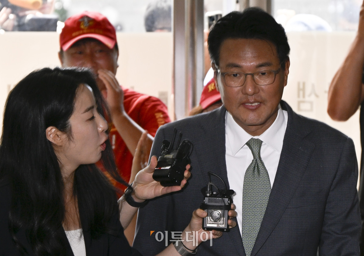 ▲직권남용 권리행사 방해 혐의를 받는 김태효 전 국가안보실 1차장이 11일 서울 서초구 순직 해병 특별검사팀 사무실에서 피의자 신분으로 조사를 받기 위해 출석하고 있다. 해병대원 순직사건 관련 의혹을 수사하는 이명현 특별검사팀은 김 전 차장을 상대로 이른바 'VIP 격노설'이 불거진 2023년 7월 31일 수석비서관회의 내용 등을 집중 추궁할 예정이다. 조현호 기자 hyunho@