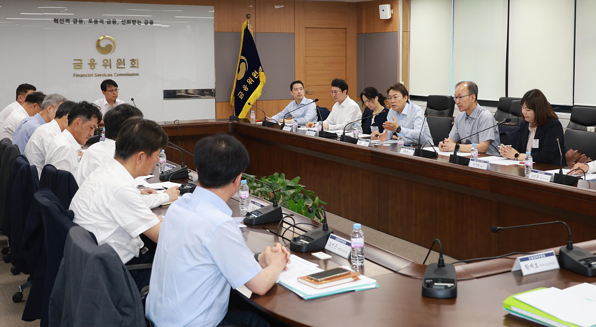 ▲권대영 금융위원회 사무처장이 11일 오전 서울 종로구 정부서울청사에서 개최한 장기 연체채권 채무조정 프로그램 점검을 위한 전문가 간담회에서 양혁승 장기소액연체자 지원재단 이사장. 정은정 서울시복지재단 금융복지센터장, 이지연 변호사, 한국자산관리공사, 은행연합회 등 관계기관 참석자들과 장기 연체채권 채무조정 프로그램 추진 일정 및 홍보계획을 함께 살펴보고, 기관별 협조사항, 향후 정책 추진방향 등을 논의했다. (사진제공=금융위원회)