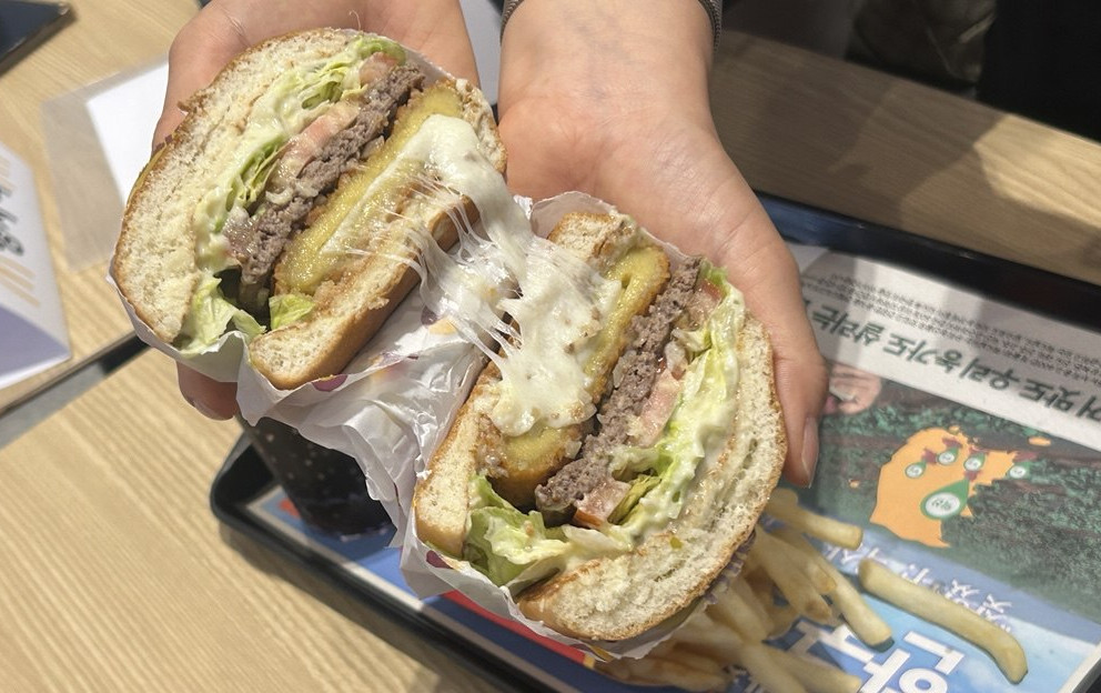 ▲맥도날드 신제품 '익산 고구마 모짜렐라 버거'를 반으로 자른 모습. (사진=연희진 기자)