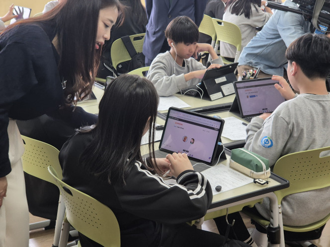 ▲18일 오전 울산 이화중학교 1학년 1반 교실에서 인공지능 디지털교과서(AIDT)로 영어 수업이 진행되고 있다. 이화중은 2023년부터 2년간 디지털 교육 선도학교로서 쌓아온 경험을 바탕으로 올해 디지털 교수 학습 연구학교로 선정됐다. 2025.04.18. (뉴시스)