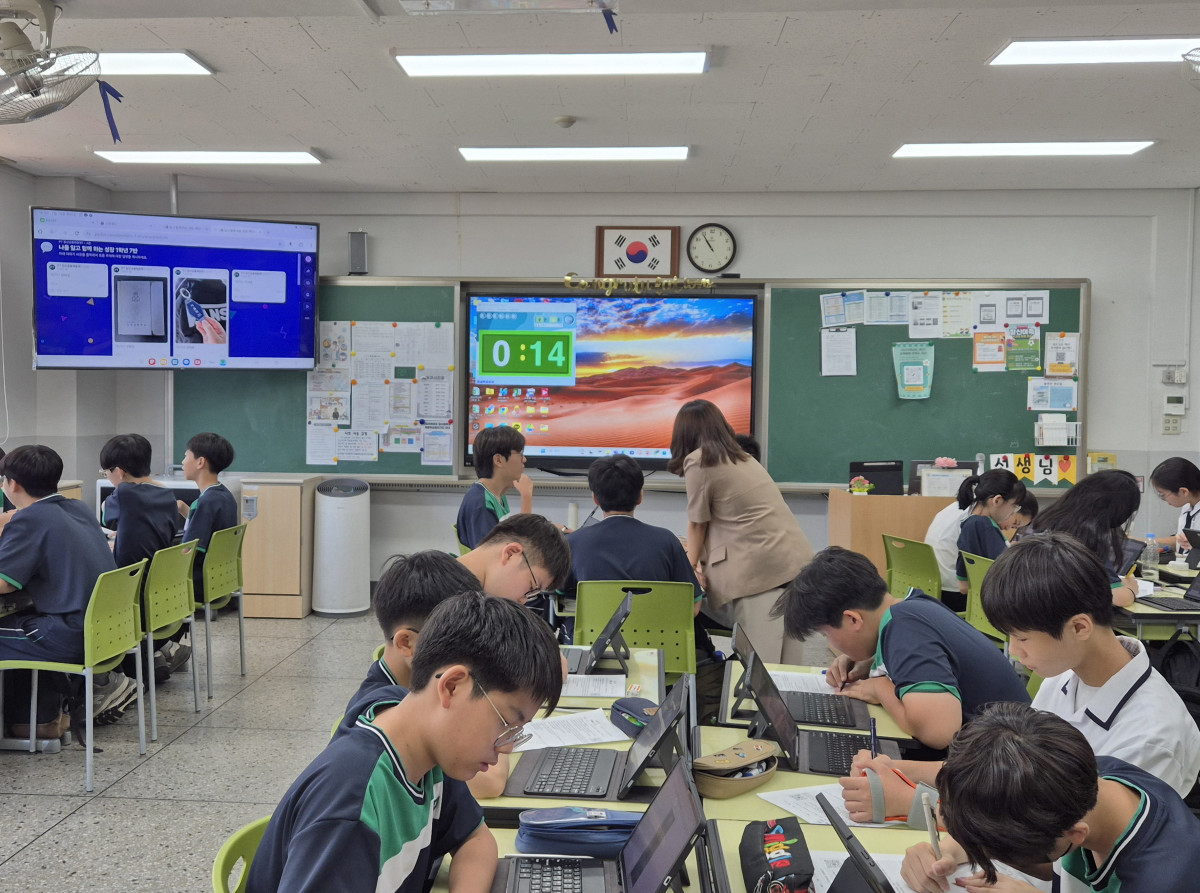 ▲ 10일 서울 송파구 A 중학교의 학교자율시간에 '나를 알고 함께하는 성장' 과목 수업이 진행되고 있다. 강문정 기자 kangmj@