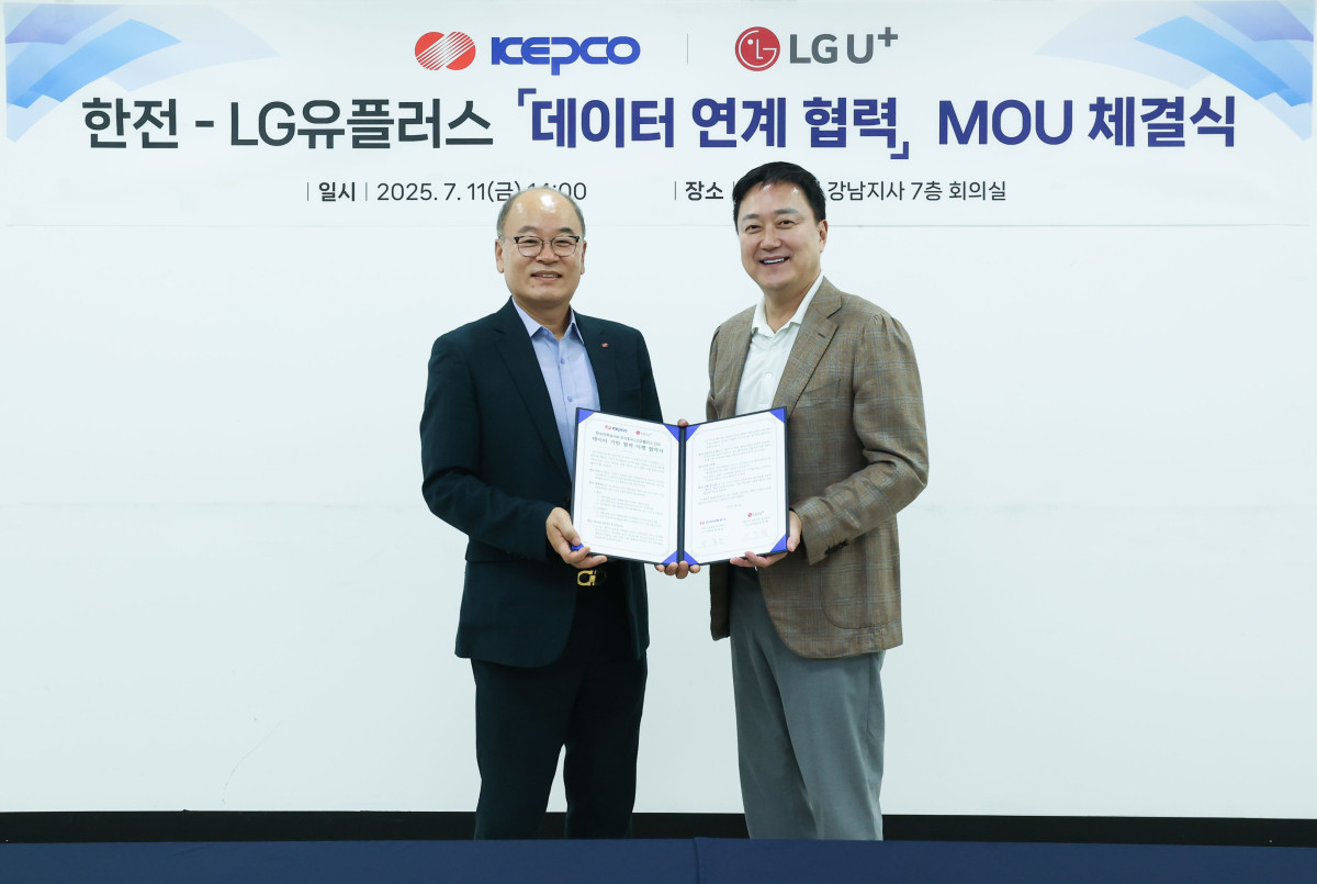 ▲박종운 한국전력공사 ICT기획처장(왼쪽)과 임장혁 LG유플러스 기업고객그룹장이 한국전력 강남지사 대회의실에서 열린 사업협력 체결식에서 기념촬영을 하고 있는 모습. (사진제공=LG유플러스)