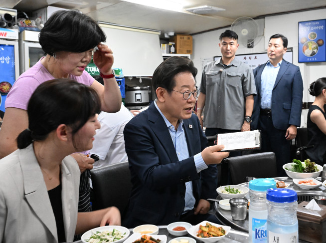 ▲이재명 대통령이 11일 서울 광화문 인근 한식당에서 음식을 주문하고 있다. '민생회복 소비쿠폰' 지급을 앞두고 내수 경기 활성화를 위해 진행한 행사로 '대통령과 외식합니다' 제목 아래 '골목경제 살리는 한 끼!'라는 부제가 붙었다. 2025.7.11 hihong@yna.co.kr/2025-07-11 19:12:20/<저작권자 ⓒ 1980-2025 ㈜연합뉴스. 무단 전재 재배포 금지, AI 학습 및 활용 금지> (연합뉴스 )