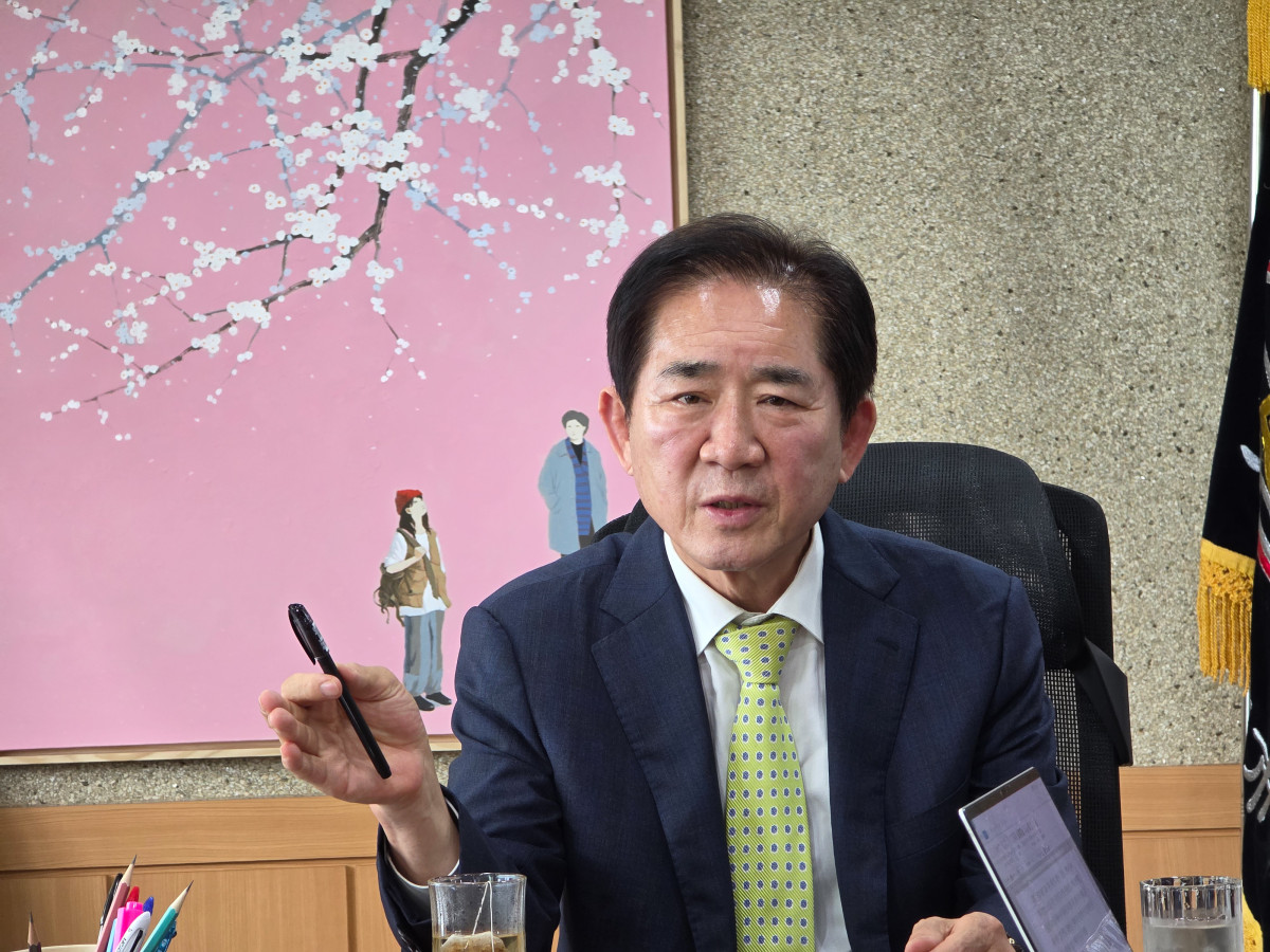 ▲부산공동어시장 정연송 대표이사가 12일 본지와의 인터뷰에서 수산업의 3대개혁에 대해 이야기하고 있다. 사진제공 서영인 기자