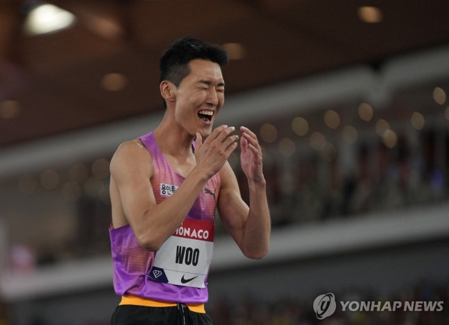 ▲우상혁이 12일(한국시간) 모나코의 스타드 루이 2세 경기장에서 열린 2025 세계육상연맹 다이아몬드리그 남자 높이뛰기 경기에서 바를 넘은 뒤 기뻐하고 있다. (연합뉴스)