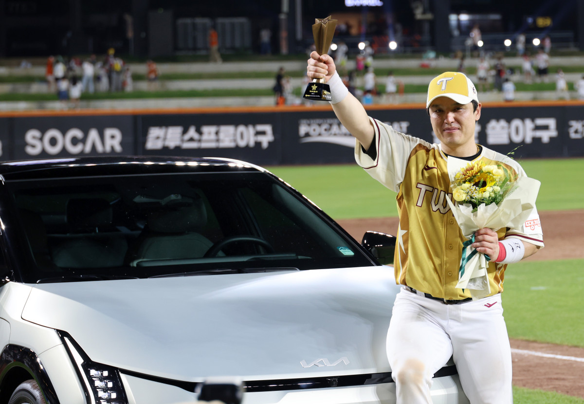 ▲박동원이 12일 대전 한화생명 볼파크에서 열린 '2025 신한 SOL뱅크 KBO 올스타전'에서 미스터 올스타로 선정된 후 부상으로 받는 차량과 함께 기념촬영을 하고 있다. (연합뉴스)