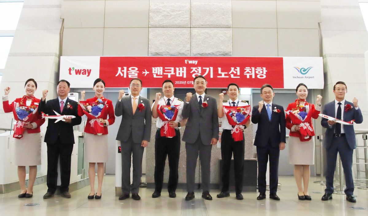▲12일 인천국제공항에서 이상윤 티웨이항공 대표이사(왼쪽에서 여섯 번째), 신동익 인천국제공항공사 허브화전략처장(오른쪽에서 세 번째), 서동빈 티웨이항공 경영지원 총괄임원(왼쪽에서 네 번째), 황영조 티웨이항공 여객지원 담당임원(왼쪽에서 두 번째), 조병태 티웨이항공 인천지점장(오른쪽에서 첫 번째)이 임직원들과 함께 인천-밴쿠버 노선 신규 취항식을 진행하고 기념사진을 촬영하고 있다. (사진=티웨이항공)