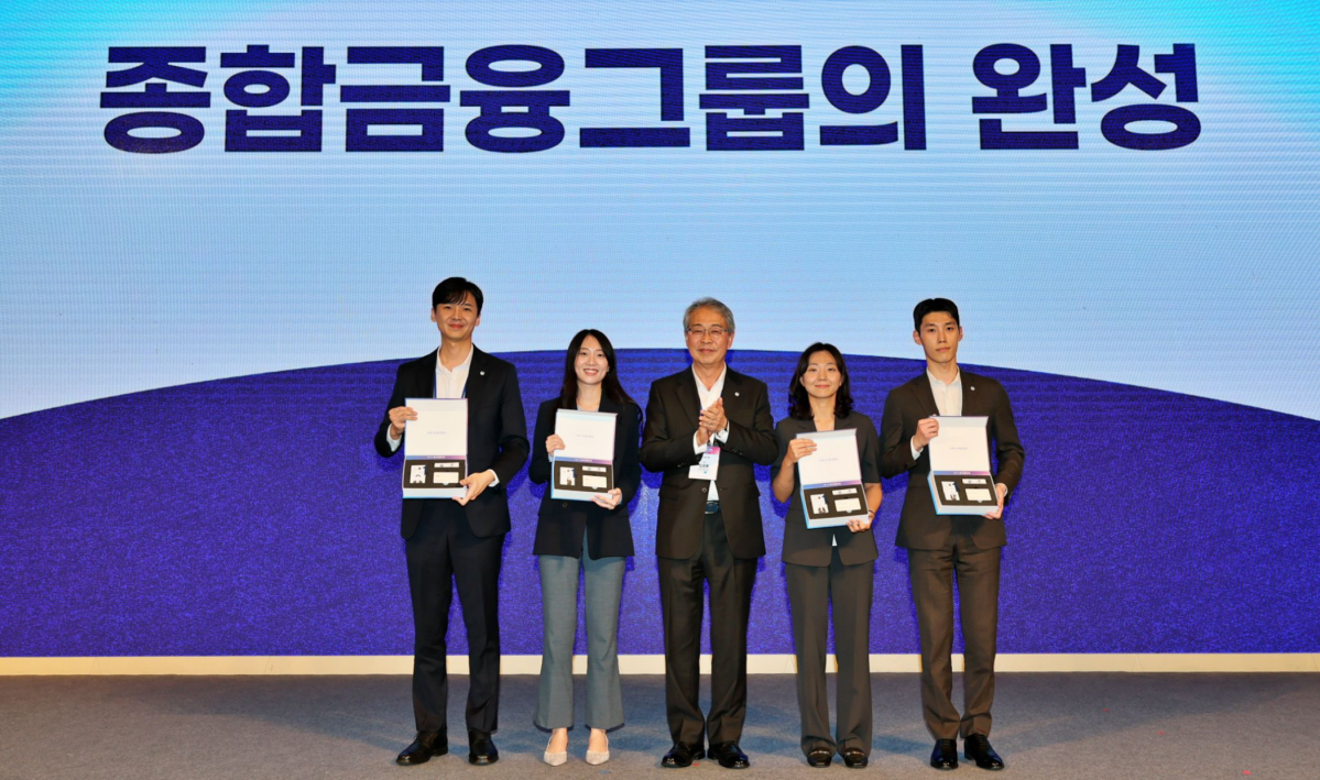 ▲임종룡(가운데) 우리금융 회장이 11일 서울 드래곤시티에서 열린 '우리 WON Day' 행사에서 동양·ABL생명 직원 대표 4명에게 사원증, 명함, 휘장이 담긴 비즈니스 키트를 직접 수여한 후 기념촬영을 하고 있다. (사진제공=우리금융)