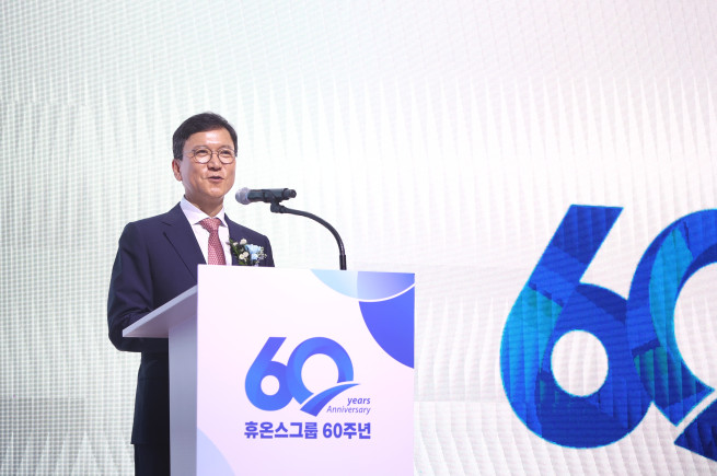 ▲윤성태(사진) 휴온스그룹 회장이 11일 열린 창립 60주년 기념식에서 “향후 100년 기업으로의 지속 성장을 위해 더 큰 비전과 꿈을 우리 함께 실현해 나가자”고 밝혔다. (사진제공=휴온스그룹)