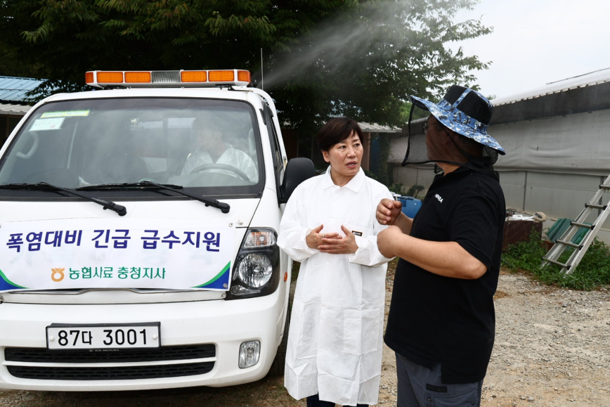 ▲송미령 농림축산식품부 장관(왼쪽)이 13일 충남 홍성군 소재 양돈 농가 '동산농장'을 찾아 폭염에 따른 가축 피해에 대한 농가의 애로사항을 듣고 있다. (사진제공=농림축산식품부)