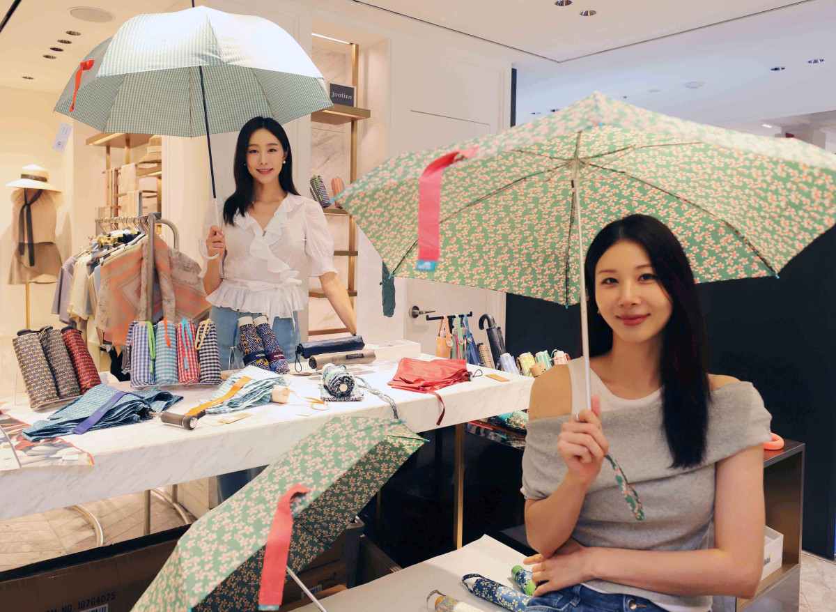▲신세계백화점 모델들이 13일 강남점 1층에서 무더운 여름철을 맞이하여 신세계백화점 강남점 1층에서 스페인 우양산 브랜드 '애즈펠레타(주틴 우산)' 팝업에서 인기 상품을 선보이고 있다. (사진제공=신세계백화점)