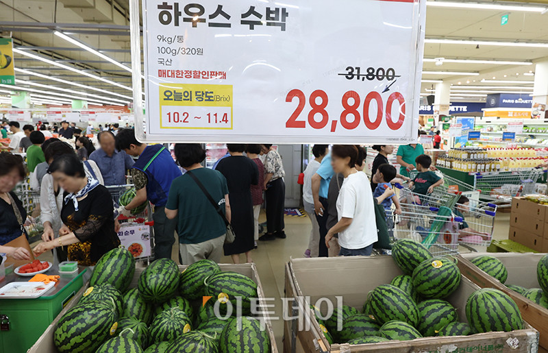 ▲기록적인 폭염에 농산물 가격이 급등한 가운데 13일 서울의 한 대형마트에서 시민들이 장을 보고 있다. 이날 한국농수산식품유통공사(aT)에 따르면 수박 평균 소매 가격은 지난 11일 기준 1개에 2만9115원으로 3만원에 근접했다. 배추와 무 가격도 일주일 새 27.4%, 15.9% 각각 올랐다. 정부는 농산물 수급과 가격 변동 상황을 면밀히 모니터링하면서 필요시 비축분을 시장에 공급하고 할인 행사를 지원하는 등 물가 안정 방안을 추진하기로 했다. 고이란 기자 photoeran@