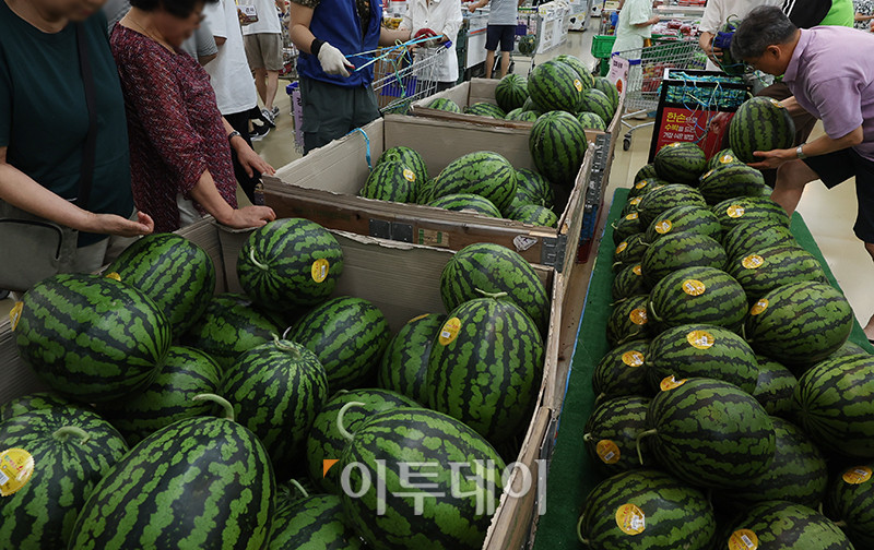 ▲기록적인 폭염에 농산물 가격이 급등한 가운데 13일 서울의 한 대형마트에서 시민들이 수박을 살펴보고 있다. (사진=고이란 기자 photoeran@)