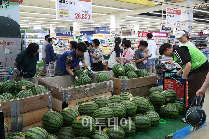 ▲기록적인 폭염에 농산물 가격이 급등한 가운데 13일 서울의 한 대형마트에서 시민들이 장을 보고 있다. 이날 한국농수산식품유통공사(aT)에 따르면 수박 평균 소매 가격은 지난 11일 기준 1개에 2만9115원으로 3만원에 근접했다. 배추와 무 가격도 일주일 새 27.4%, 15.9% 각각 올랐다. 정부는 농산물 수급과 가격 변동 상황을 면밀히 모니터링하면서 필요시 비축분을 시장에 공급하고 할인 행사를 지원하는 등 물가 안정 방안을 추진하기로 했다. 고이란 기자 photoeran@