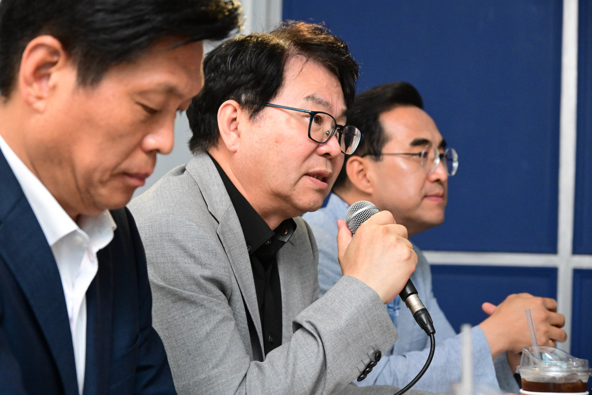 ▲이한주 국정기획위원장이 13일 서울 종로구 자하문로 한 카페에서 열린 출입기자 간담회에서 발언하고 있다. 왼쪽은 조승래 대변인, 오른쪽은 박홍근 기획분과장. (공동취재) (사진=뉴시스)