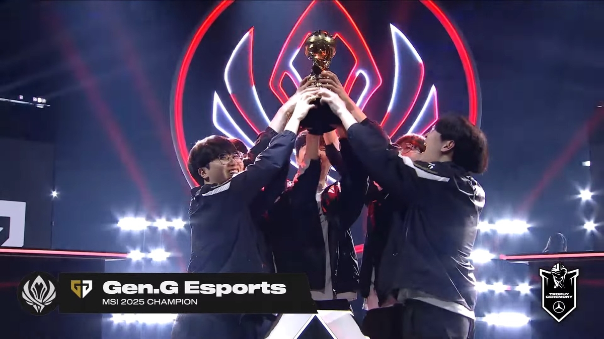 ▲젠지 e스포츠가 2025 미드 시즌 인비테이셔널(MSI)에서 우승했다. 사진은 젠지 선수들이 우승컵을 들어올리며 환호하는 모습. (출처=2025 미드 시즌 인비테이셔널(MSI) 공식 중계 방송 캡처)