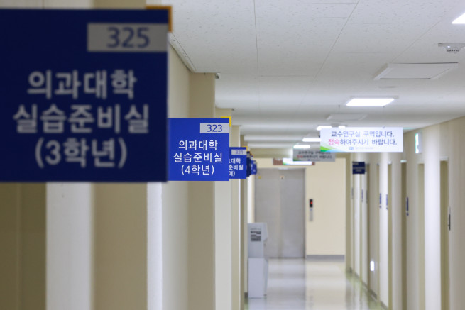 ▲1년 반 가까이 학교를 떠나있던 의대생들이 전격적으로 복귀를 선언한 가운데 13일 서울 시내 한 의대의 실습준비실. (연합뉴스)