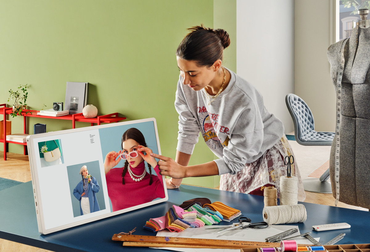 ▲ 모델이 LG 스탠바이미 2의 화면부를 분리해 테이블 위에 세워두고 터치를 통해 회의 자료를 넘기고 있다. (자료제공=LG전자)