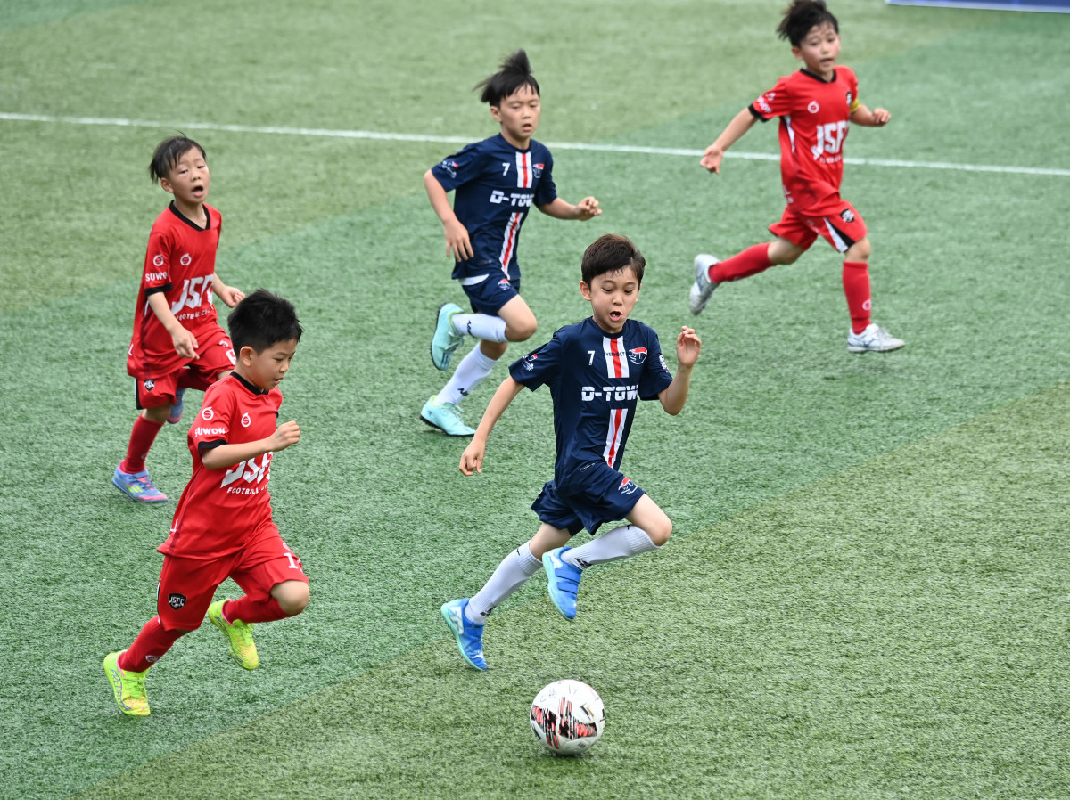 ▲'제3회 수원컵 전국 유소년 축구대회'가 열린 5일 경기 수원시 경기대학교 수원캠퍼스 대운동장에서 대회에 참가한 선수들이 열띤 경기를 펼치고 있다. (뉴시스)