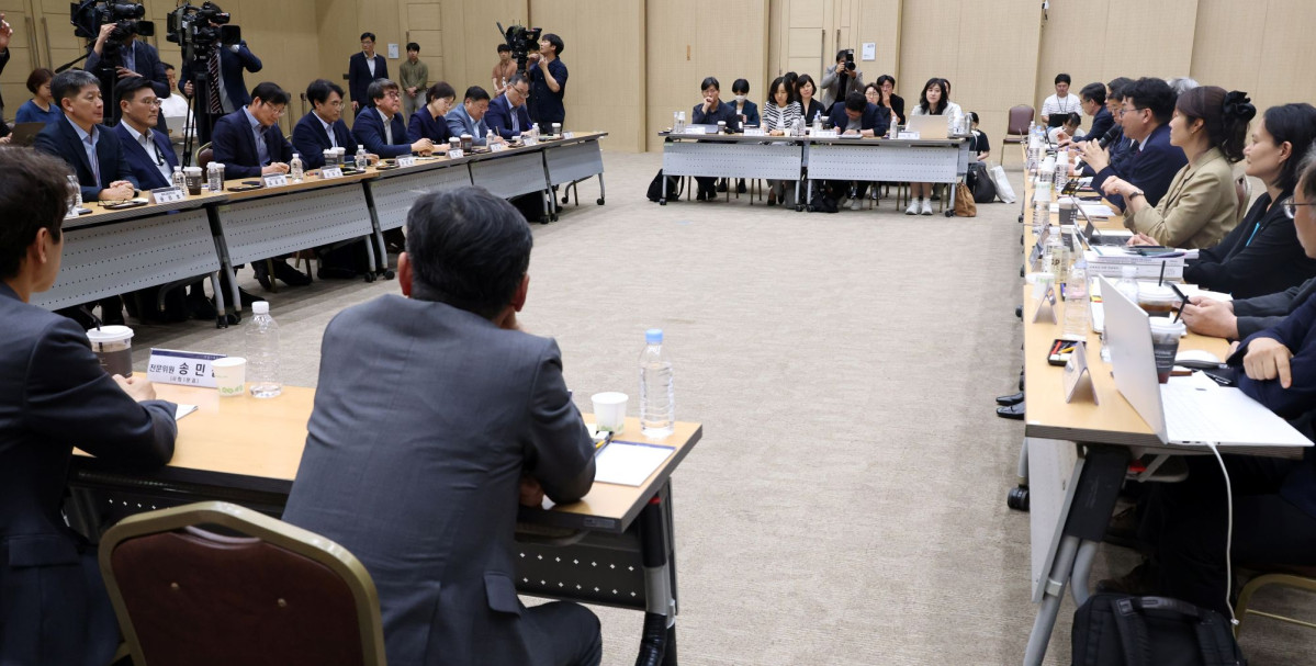 ▲이한주 국정기획위원장이 지난달 19일 세종시 정부세종컨벤션센터에서 열린 고용노동부 업무보고에서 모두발언을 하고 있다. (뉴시스)