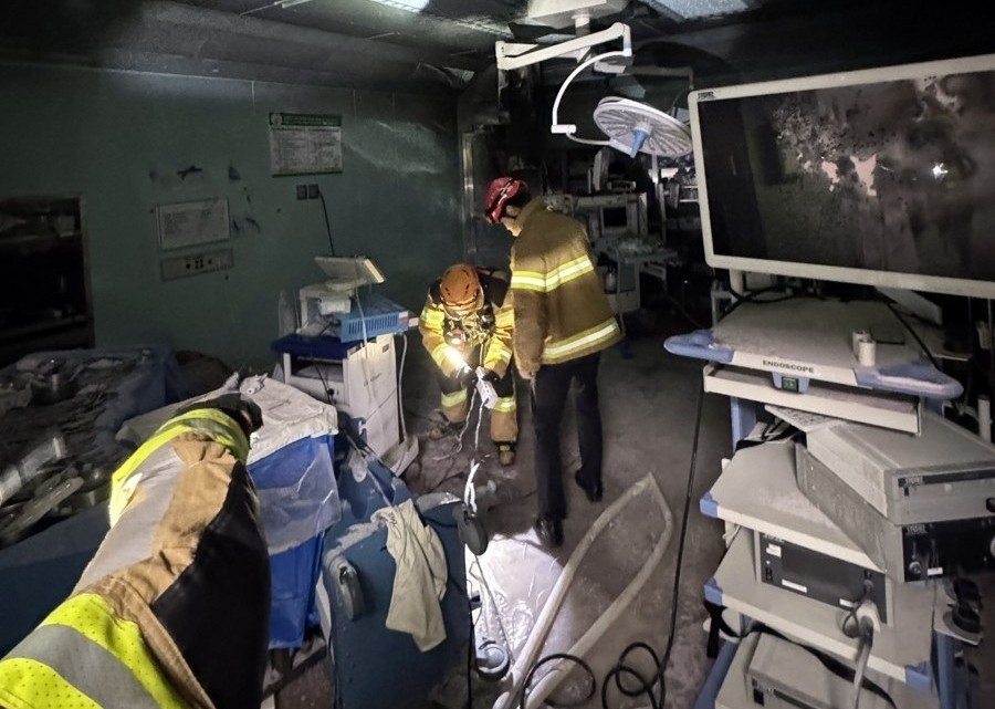 ▲14일 오전 광주 동구 조선대병원 수술실에서 화재가 발생해 출동한 소방대원들이 안전조치를 하고 있다. (연합뉴스)