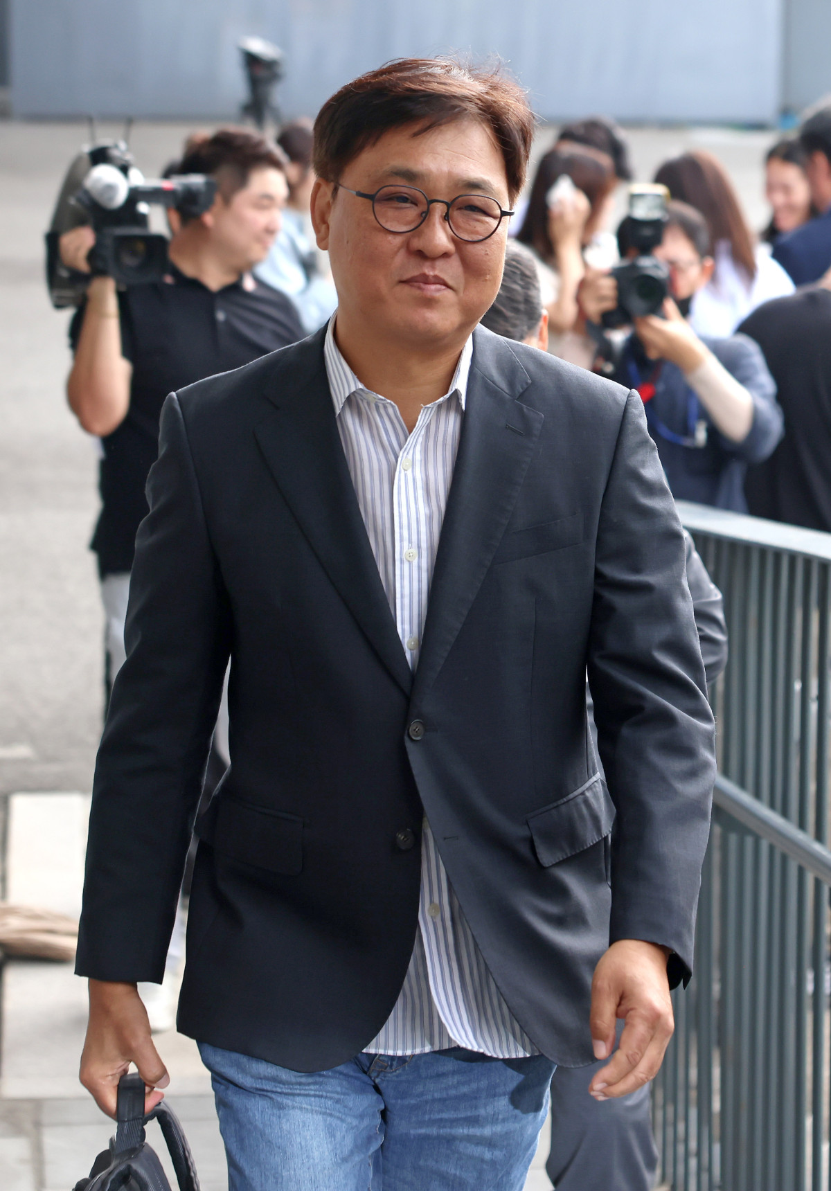 ▲최휘영 문화체육관광부 장관 후보자가 14일 서울 종로구 국립현대미술관 서울관에 마련된 인사청문회 준비 사무실로 첫 출근하고 있다. (문화체육관광부)