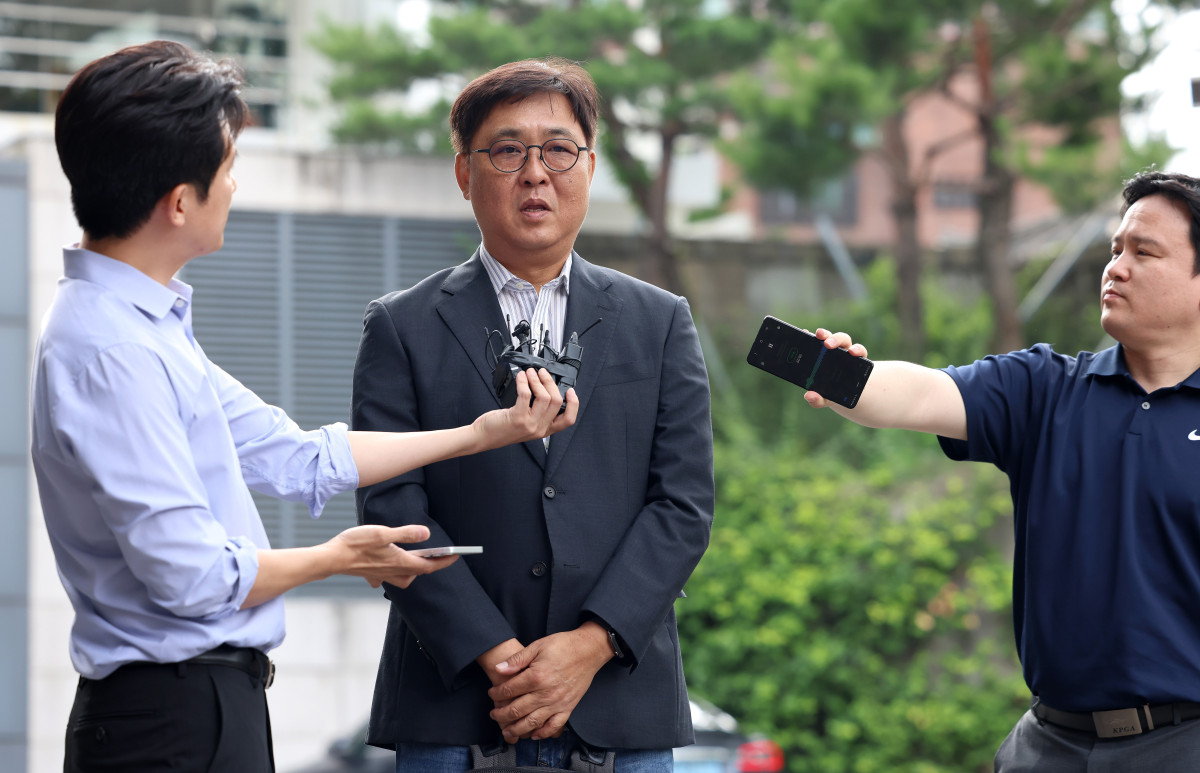 ▲최휘영 문화체육관광부 장관 후보자가 14일 서울 종로구 국립현대미술관 서울관에 마련된 인사 청문회 준비 사무실로 첫 출근하며 취재진의 질문에 답변하고 있다. (문화체육관광부)