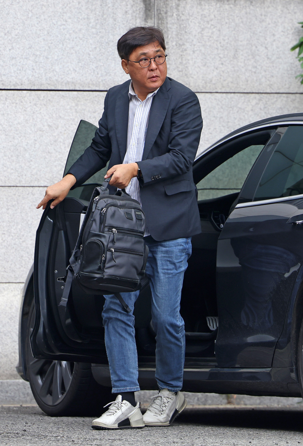 ▲최휘영 문화체육관광부 장관 후보자가 14일 서울 종로구 국립현대미술관 서울관에 마련된 인사청문회 준비 사무실로 첫 출근하고 있다. (문화체육관광부)