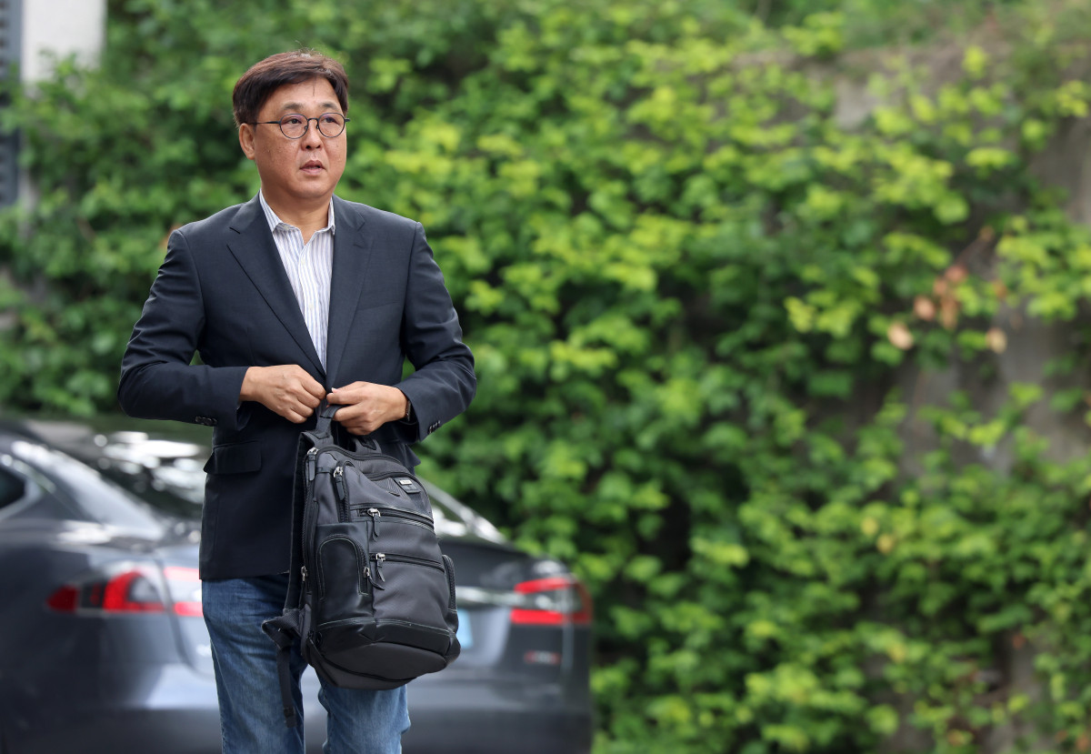 ▲최휘영 문화체육관광부 장관 후보자가 14일 서울 종로구 국립현대미술관 서울관에 마련된 인사청문회 준비 사무실로 첫 출근하고 있다. (문화체육관광부)