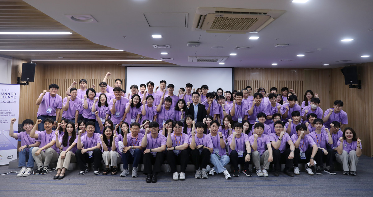 ▲10일 서울시 웅진 청계사옥에서 열린 '2025 AI RUNNER CHALLENGE' 시상식에서 이수영 대표이사(가운데)와 참가자들이 기념 촬영을 하고 있다. (사진제공=웅진)