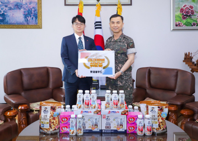 ▲위세량 롯데웰푸드 커뮤니케이션부문장(왼쪽)이 제17보병사단을 방문해 위문품을 전달했다. (사진제공=롯데웰푸드)