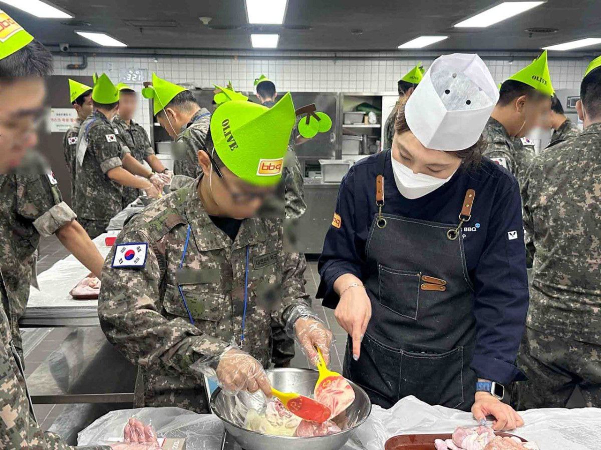 ▲BBQ가 경기도 이천 치킨대학에서 육군 7군단 소속 전역 대상 장병 26명을 대상으로 치킨캠프를 진행하고 있다. (사진제공=제너시스BBQ그룹)