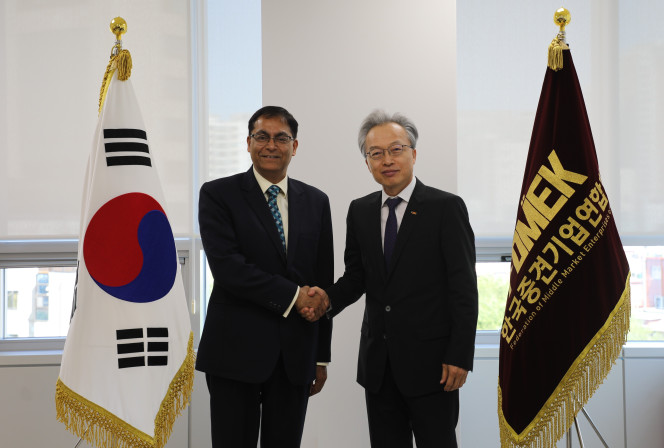 ▲최진식 한국중견기업연합회장(오른쪽)이 11일 아밋 쿠마르 주한인도대사를 접견하고 있다. (사진제공=한국중견기업연합회)
