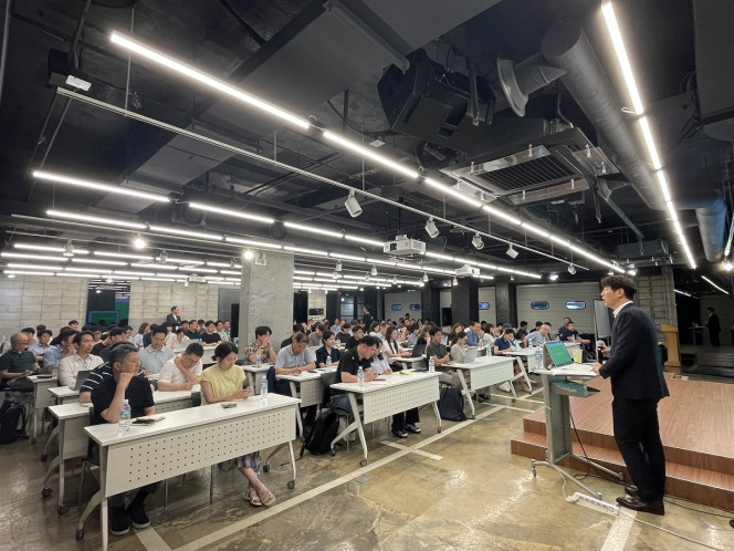 ▲8일 서울 강남구 마루180에서 '2025 중소벤처기업 중동 진출 지원 사업' 설명회가 개최됐다. 주사우디대사관에서 사업 내용을 설명하고 있다. (사진제공=벤처기업협회)