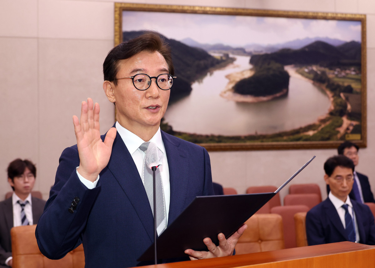 ▲ 전재수 해양수산부 장관 후보자가 14일 서울 여의도 국회 농림축산식품해양수산위원회 전체회의에서 열린 인사청문회에서 선서하고 있다. (연합뉴스)