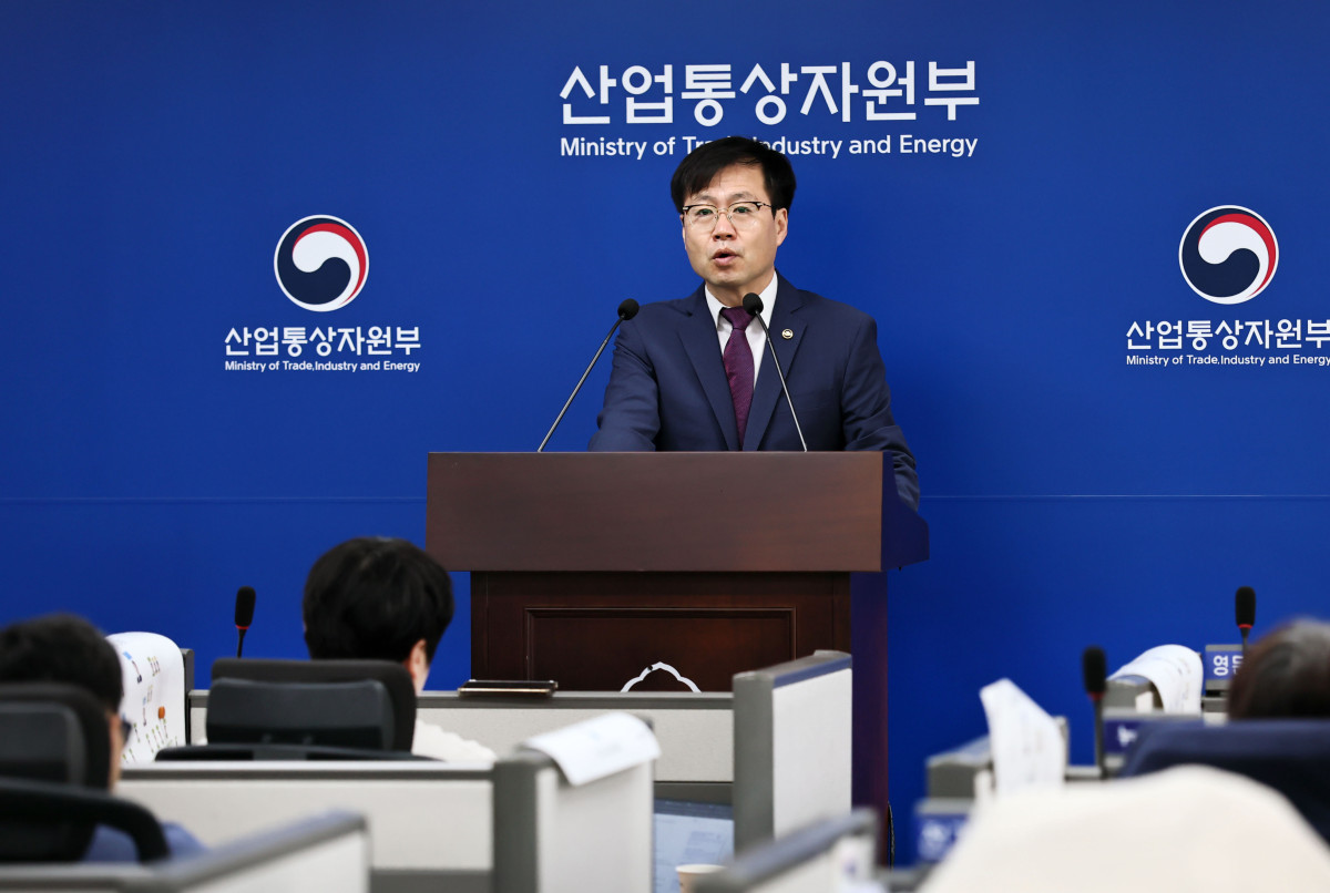 ▲여한구 산업통상자원부 통상교섭본부장이 14일 정부세종청사 산업부 기자실에서 한미 통상 협의 관련 백브리핑을 진행하고 있다. (사진제공=산업통상자원부)