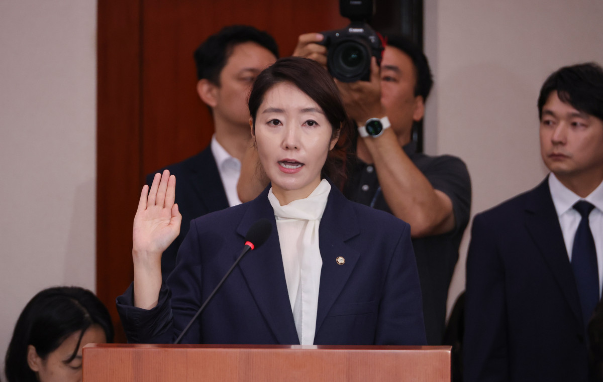 ▲강선우 여성가족부 장관 후보자가 14일 서울 여의도 국회 여성가족위원회에서 열린 인사청문회에서 선서하고 있다. (연합뉴스)