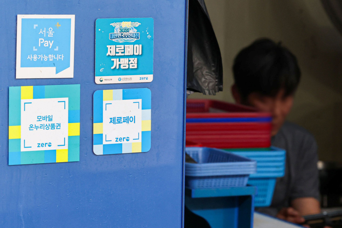 ▲민생회복 소비쿠폰이 21일부터 지급된다. 사진은 7일 서울 시내 전통시장 매장에 붙어있는 지역화폐 결제 안내문. (뉴시스)