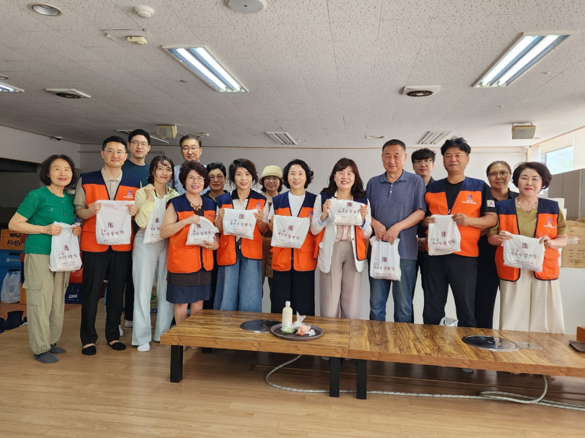 ▲수원 광교1동 행정복지센터 직원들과 지역사회보장협의체 위원들이 설렁탕 지원을 위한 나눔 활동 후 단체로 기념사진을 촬영하고 있다. (수원 광교1동)