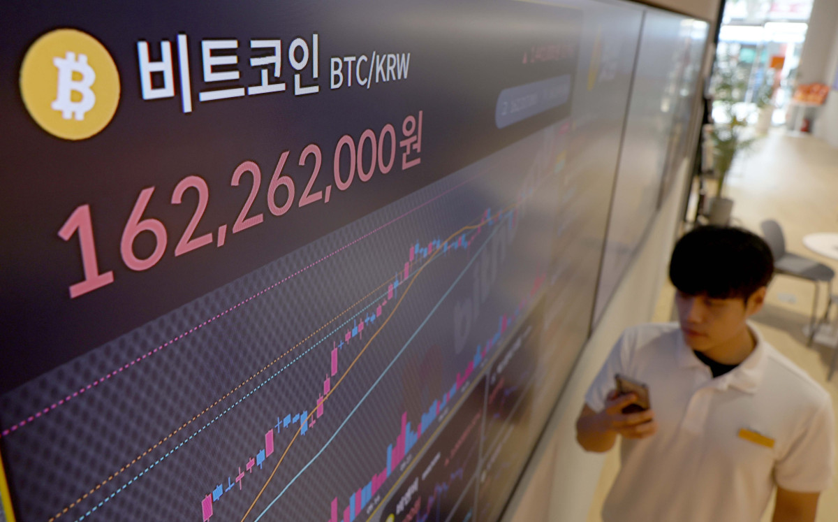 ▲비트코인이 신고가 행진을 거듭하며 12만 달러를 눈앞에 두고 있는 가운데 7월 14일 서울 강남구 빗썸라운지 모니터에 비트코인 등 가상자산 실시간 거래가격이 표시되고 있다. 신태현 기자 holjjak@