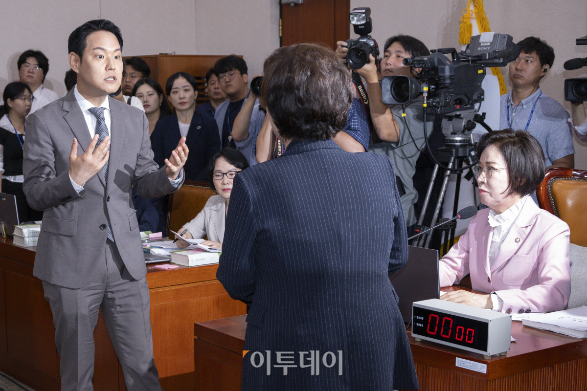 ▲14일 서울 여의도 국회 여성가족위원회에서 열린 강선우 여성가족부 장관 후보자 인사청문회에서 김한규 더불어민주당 간사가 국민의힘 의원들이 강 후보자에 대한 규탄 피켓을 붙인 것에 대해 이인선 위원장에게 항의하고 있다. 가운데는 조은희 국민의힘 간사. 조현호 기자 hyunho@
