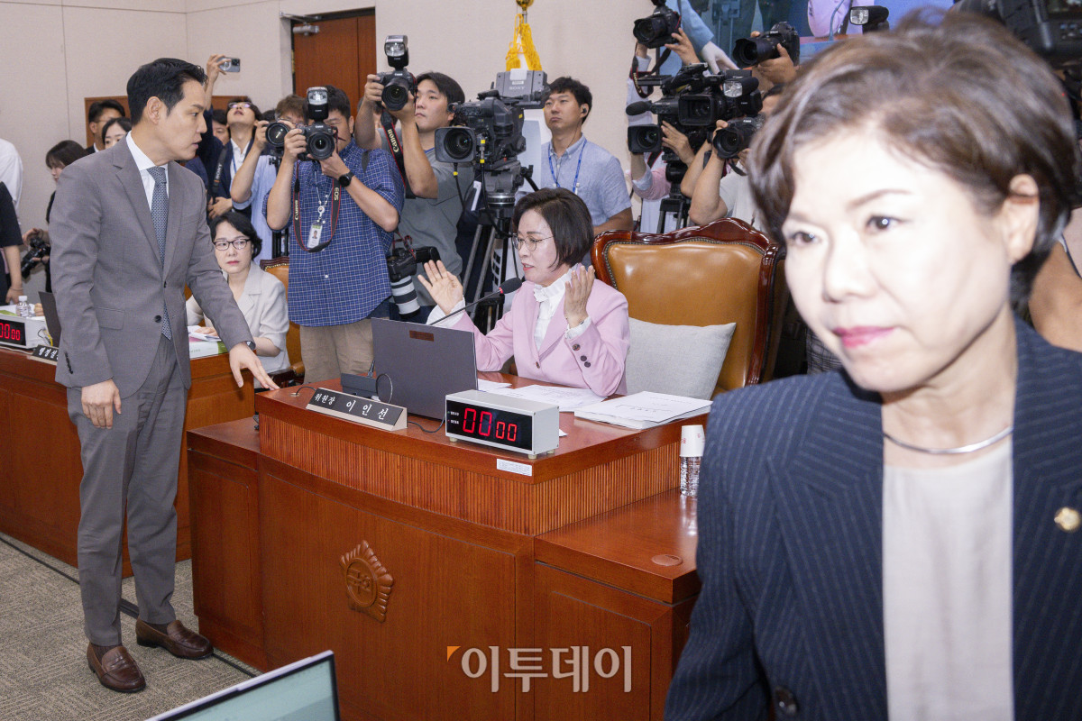 ▲14일 서울 여의도 국회 여성가족위원회에서 열린 강선우 여성가족부 장관 후보자 인사청문회에서 김한규 더불어민주당 간사가 국민의힘 의원들이 강 후보자에 대한 규탄 피켓을 붙인 것에 대해 이인선 위원장에게 항의하고 있다. 오른쪽은 조은희 국민의힘 간사. 조현호 기자 hyunho@