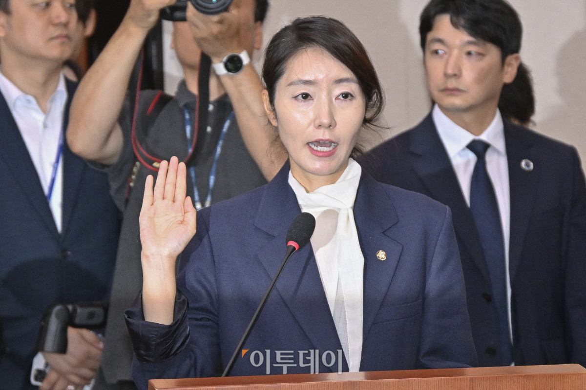▲강선우 여성가족부 장관 후보자가 14일 서울 여의도 국회 여성가족위원회에서 열린 인사청문회에서 선서하고 있다. 조현호 기자 hyunho@