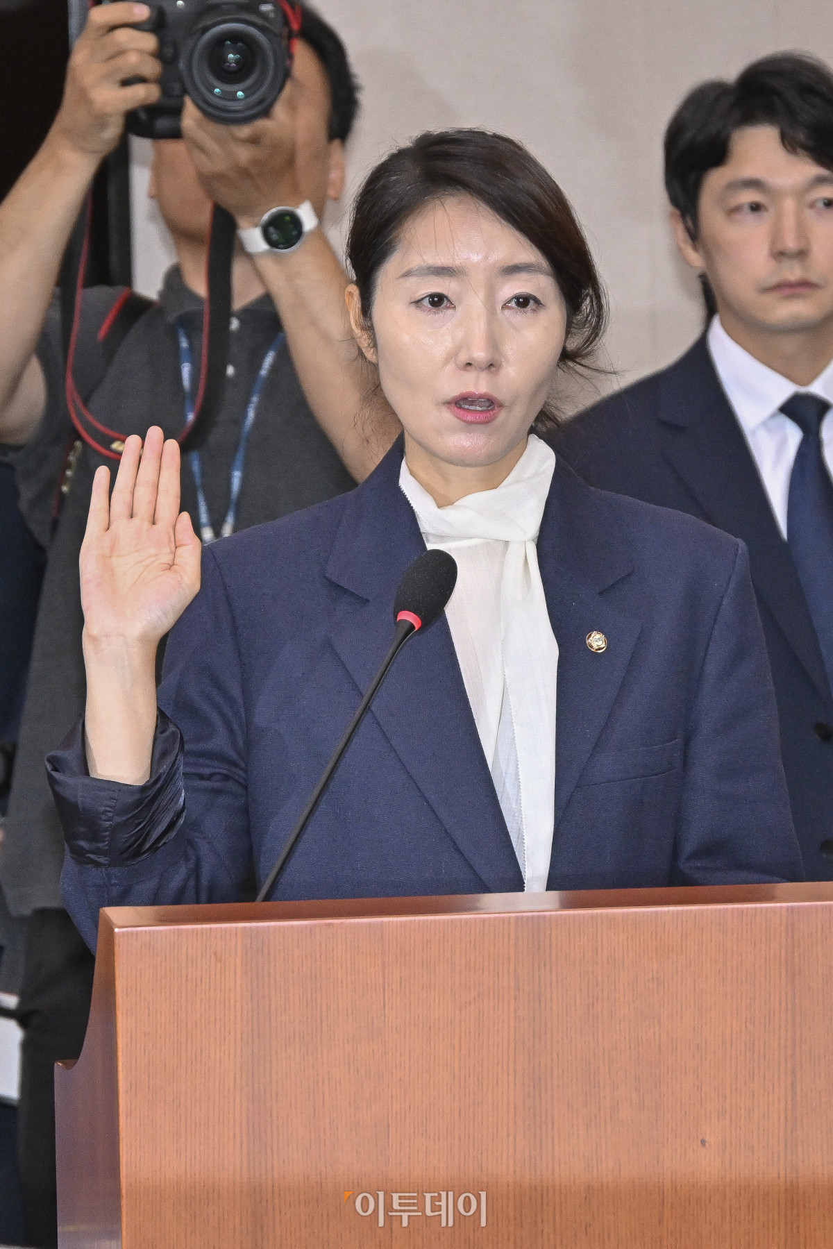 ▲강선우 여성가족부 장관 후보자가 14일 서울 여의도 국회 여성가족위원회에서 열린 인사청문회에서 선서하고 있다. 조현호 기자 hyunho@