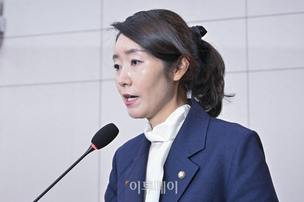 ▲강선우 여성가족부 장관 후보자가 14일 서울 여의도 국회 여성가족위원회에서 열린 인사청문회에서 모두발언을 하고 있다. 조현호 기자 hyunho@