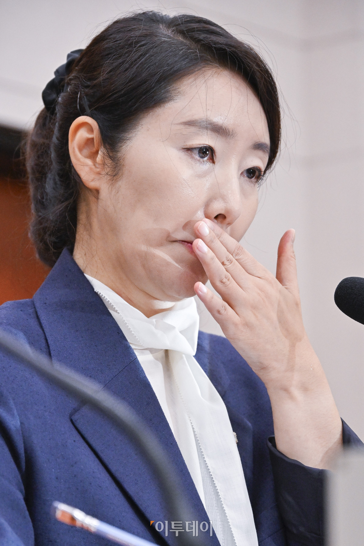 ▲강선우 여성가족부 장관 후보자가 14일 서울 여의도 국회 여성가족위원회에서 열린 인사청문회에서 발달장애 자녀에 대한 질문을 받으며 눈시울을 적시고 있다. 조현호 기자 hyunho@